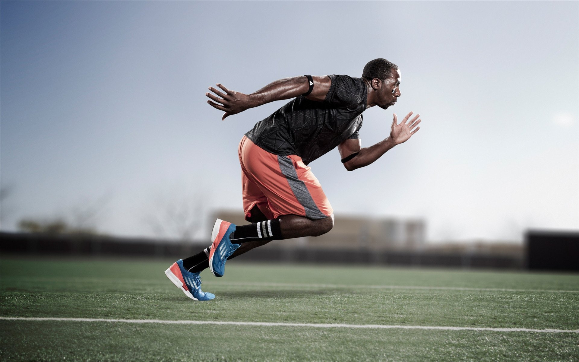 欧冠冠军巡游：曼彻斯特街头蓝海涌动 球迷高唱队歌